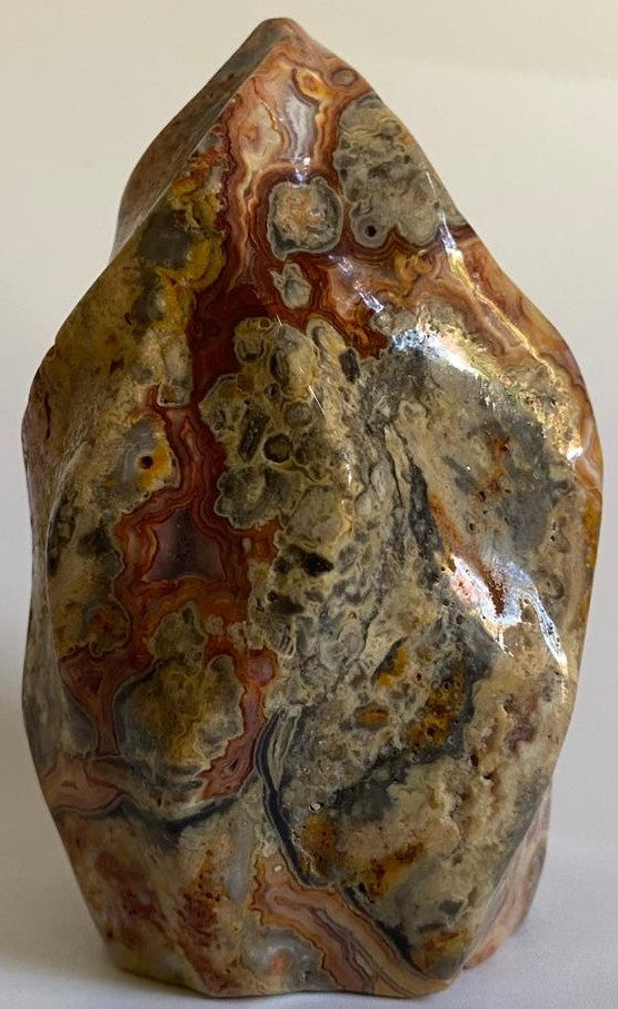 Sculptura din piatra semipretioasa de agat crazy lace pe fundal alb