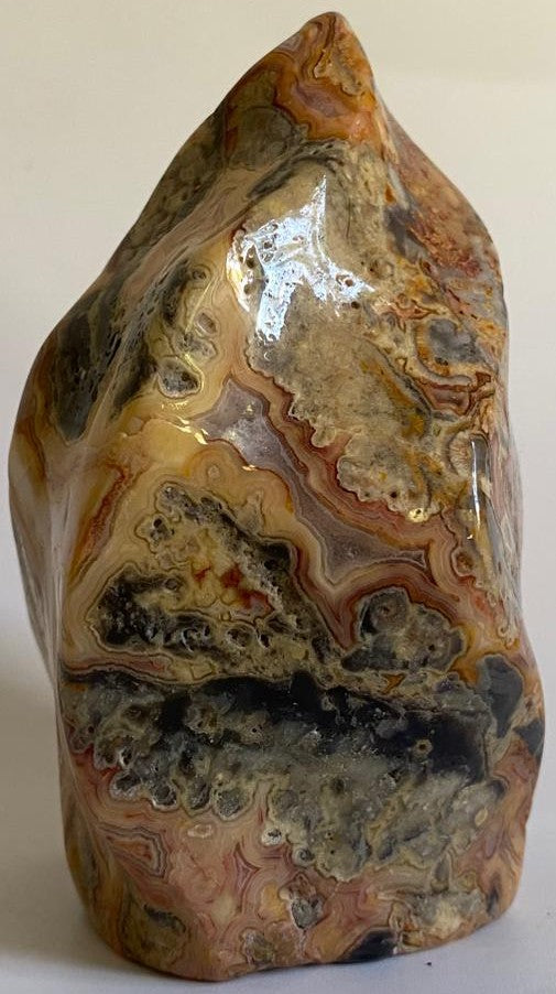 Sculptura din mineral de agat crazy lace pe fundal alb