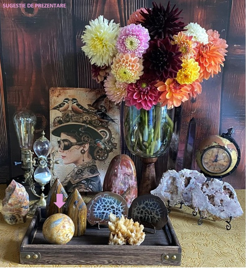 Decor cu sfera din cristal de agat crazy lace pe suport din lemn cu vaza cu dalii