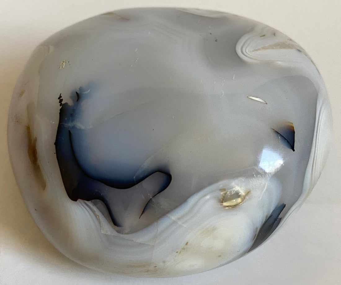 Piatra polisata de 7.8cm din cristal de agat dendritic pe fundal alb
