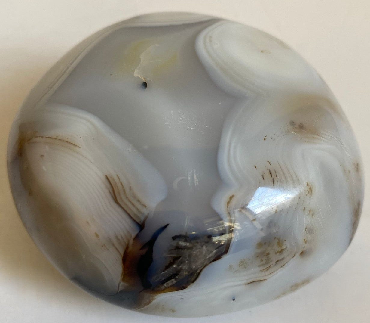 Piatra polisata decorativa de 7.8cm din cristal de agat dendritic pe fundal alb