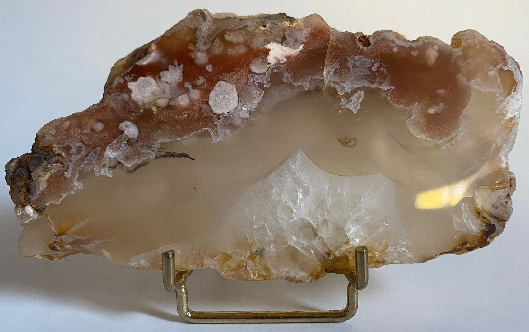Felie din cristal de agat floare pe suport metalic cu fundal alb