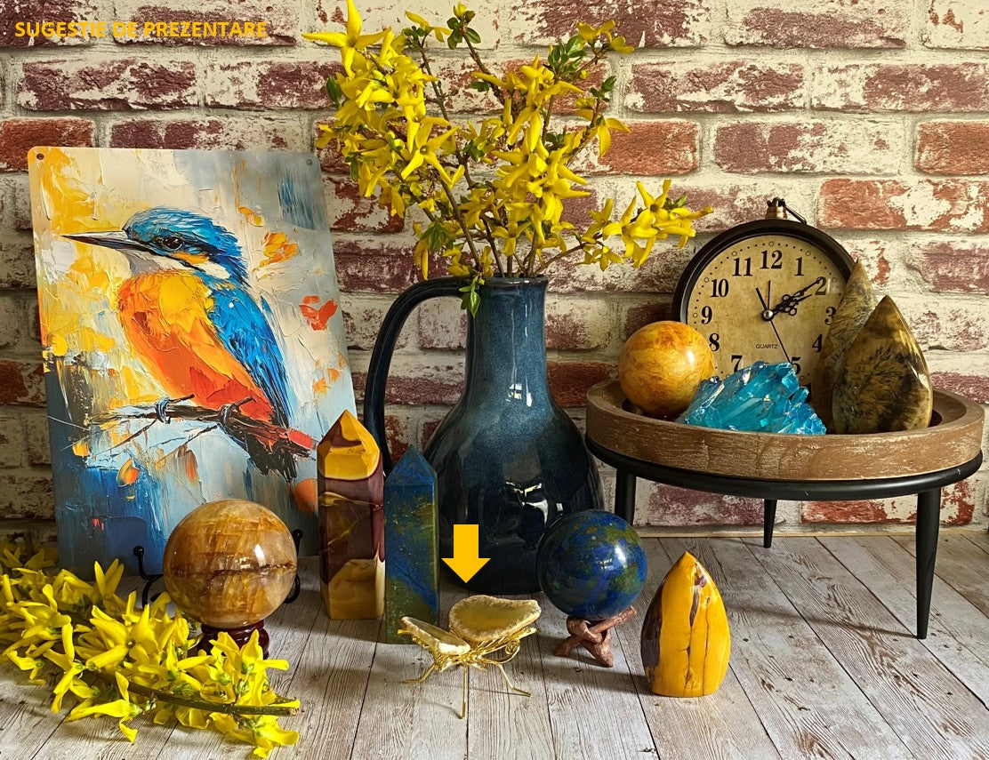 Decor cu fluture din piatra semipretioasa de agat galben cu vaza cu forsythia