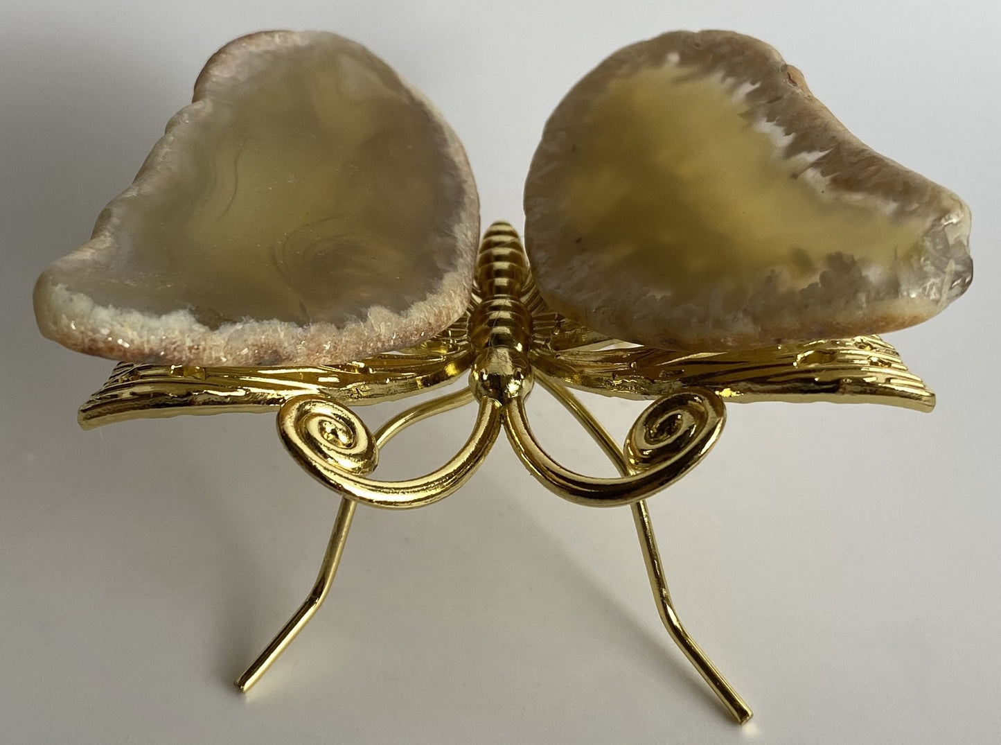 Fluture din cristal de agat galben pe fundal alb