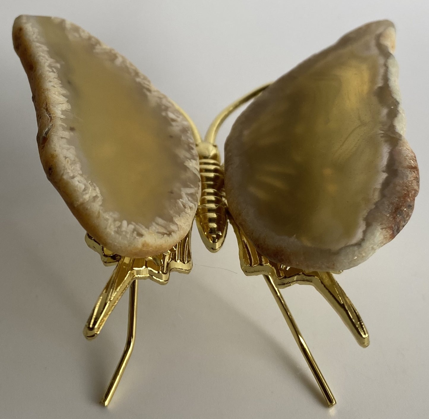 Fluture decorativ de 7.3cm din piatra semipretioasa de agat galben pe fundal alb