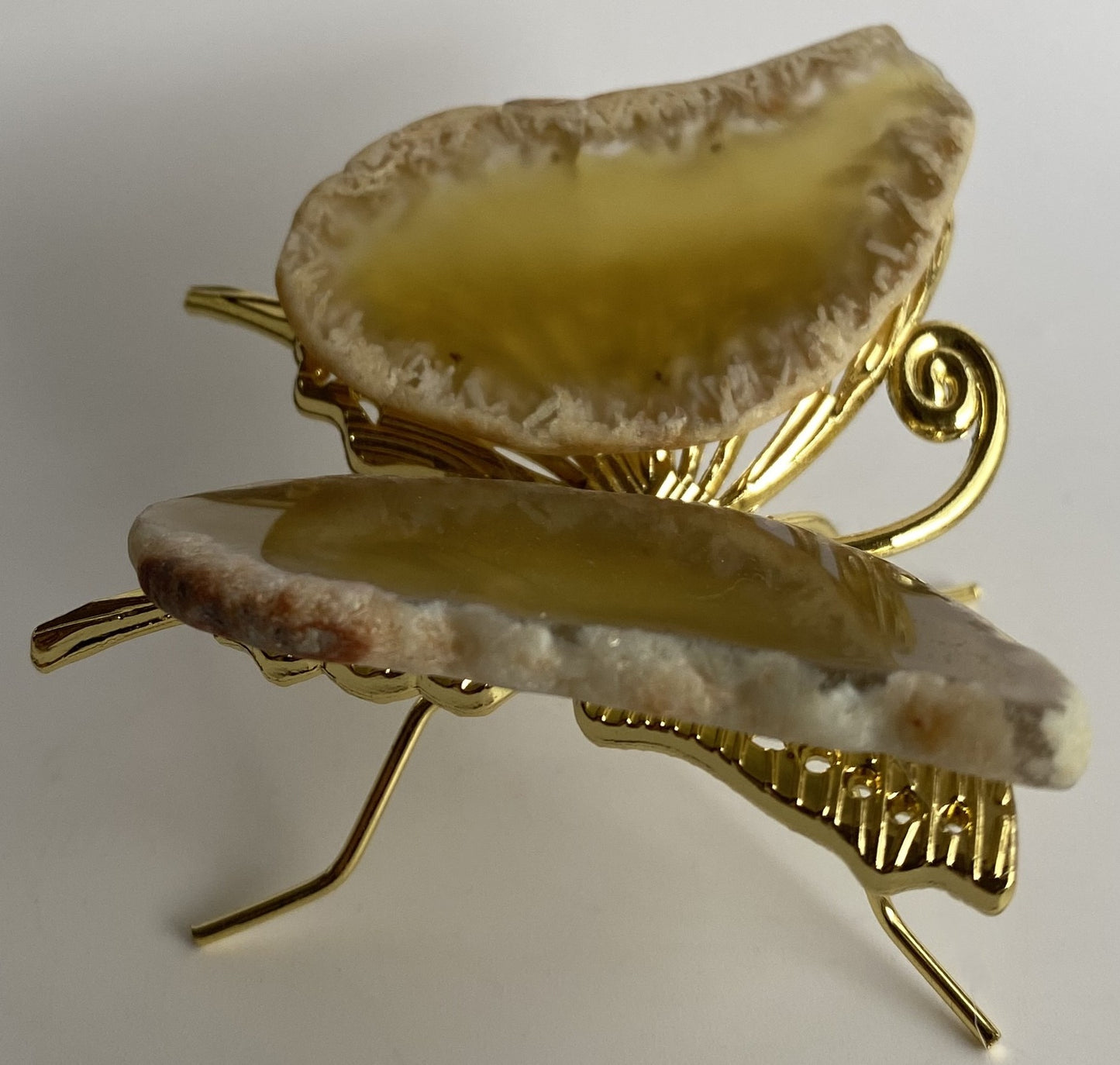 Fluture decorativ de 7.3cm din cristal de agat galben pe fundal alb
