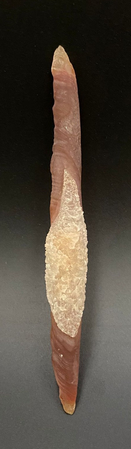 Specimen de piatra semipretioasa din agat gobi sub forma de bagheta pe fundal negru