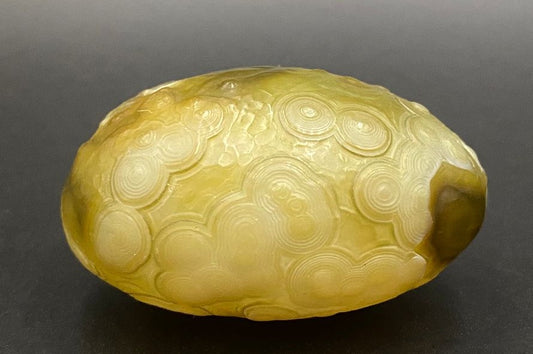 Specimen de piatra semipretioasa din agat gobi pe fundal negru