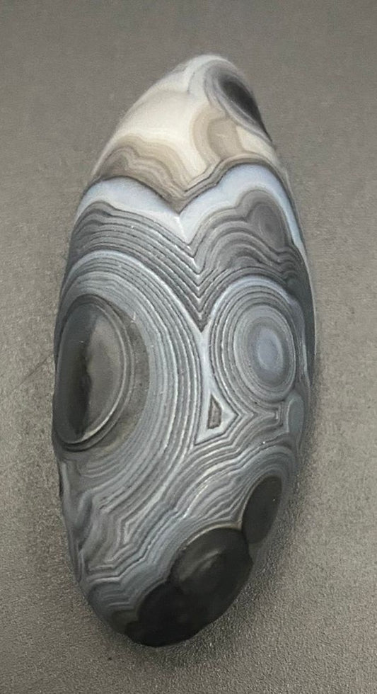 Specimen din piatra semipretioasa de agat gobi pe fundal negru