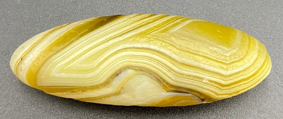 Specimen din piatra semipretioasa de agat gobi pe fundal negru