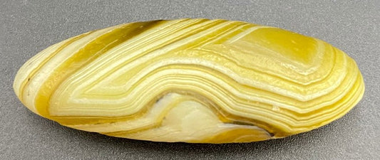 Specimen din piatra semipretioasa de agat gobi pe fundal negru