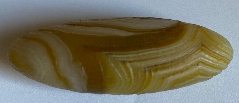Specimen din cristal de agat gobi pe fundal alb