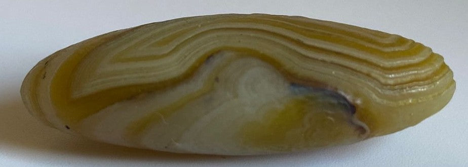 Specimen de 4.5cm din piatra semipretioasa de agat gobi pe fundal alb