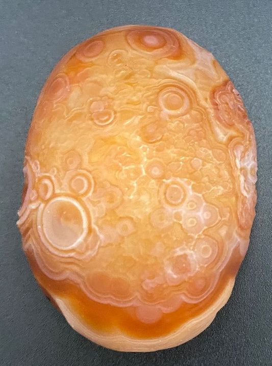 Specimen de piatra semipretioasa din agat gobi pe fundal negru