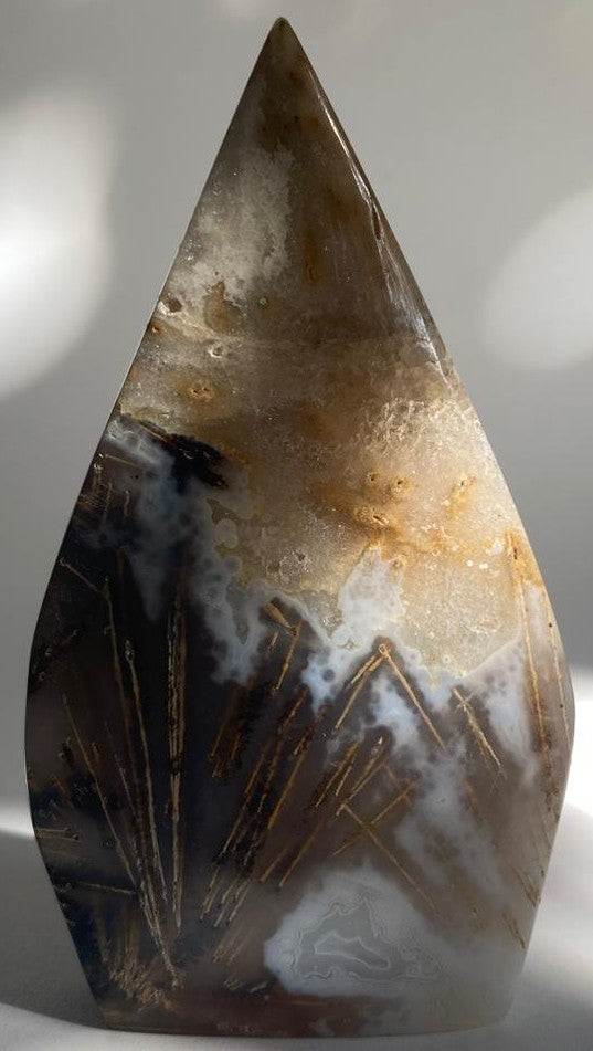 Sculptura de Agat Rutilat natural de 9.3 cm, piatra semipretioasa naturala