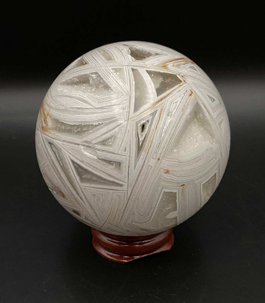 Sfera din Agat Mexican Alb cu suport din lemn, piatra semipretioasa alba cu modele geometice pe fundal negru