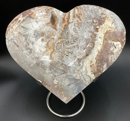 Inima din piatra semipretioasa de agat mexican pe suport metalic cu fundal negru