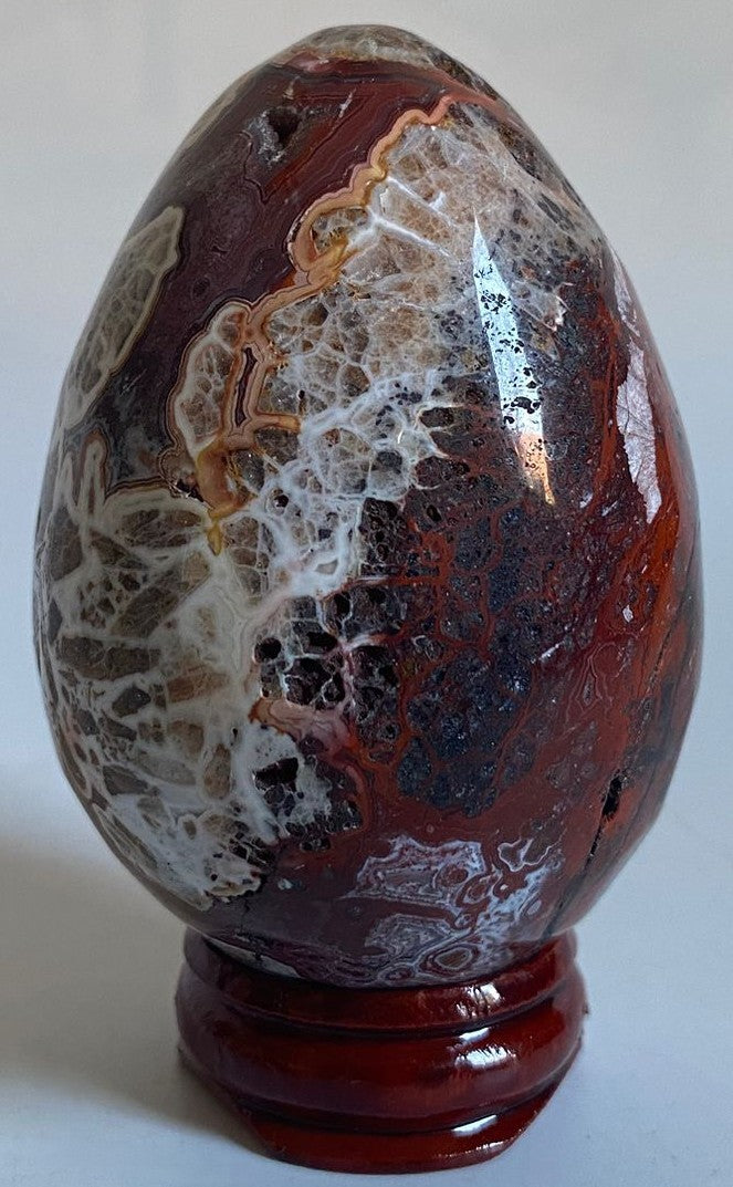 Ou de 6.8cm din cristal de agat mexican pe suport din lemn cu fundal alb