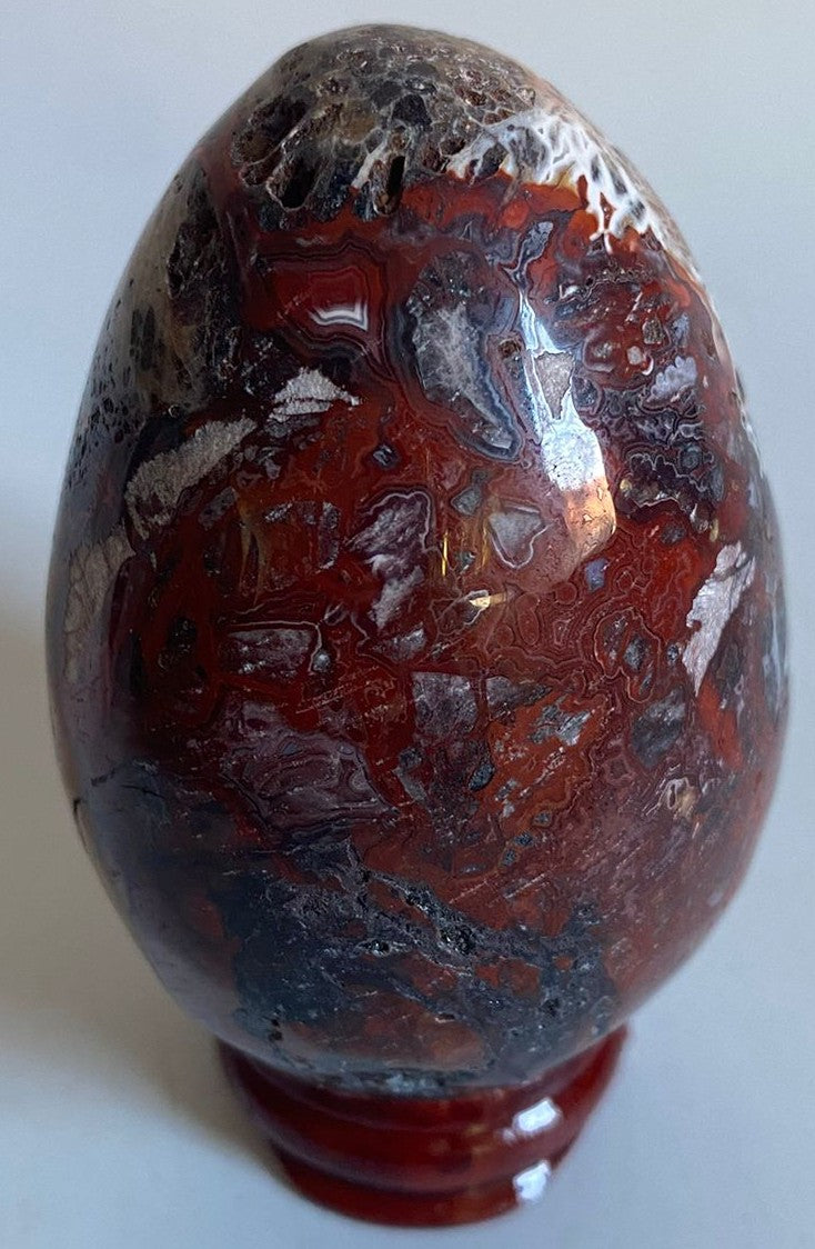 Ou decorativ de 6.8cm din cristal de agat mexican pe suport din lemn cu fundal alb