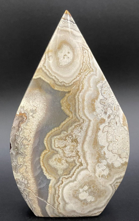 Sculptura din piatra semipretioasa de agat mexican pe fundal negru