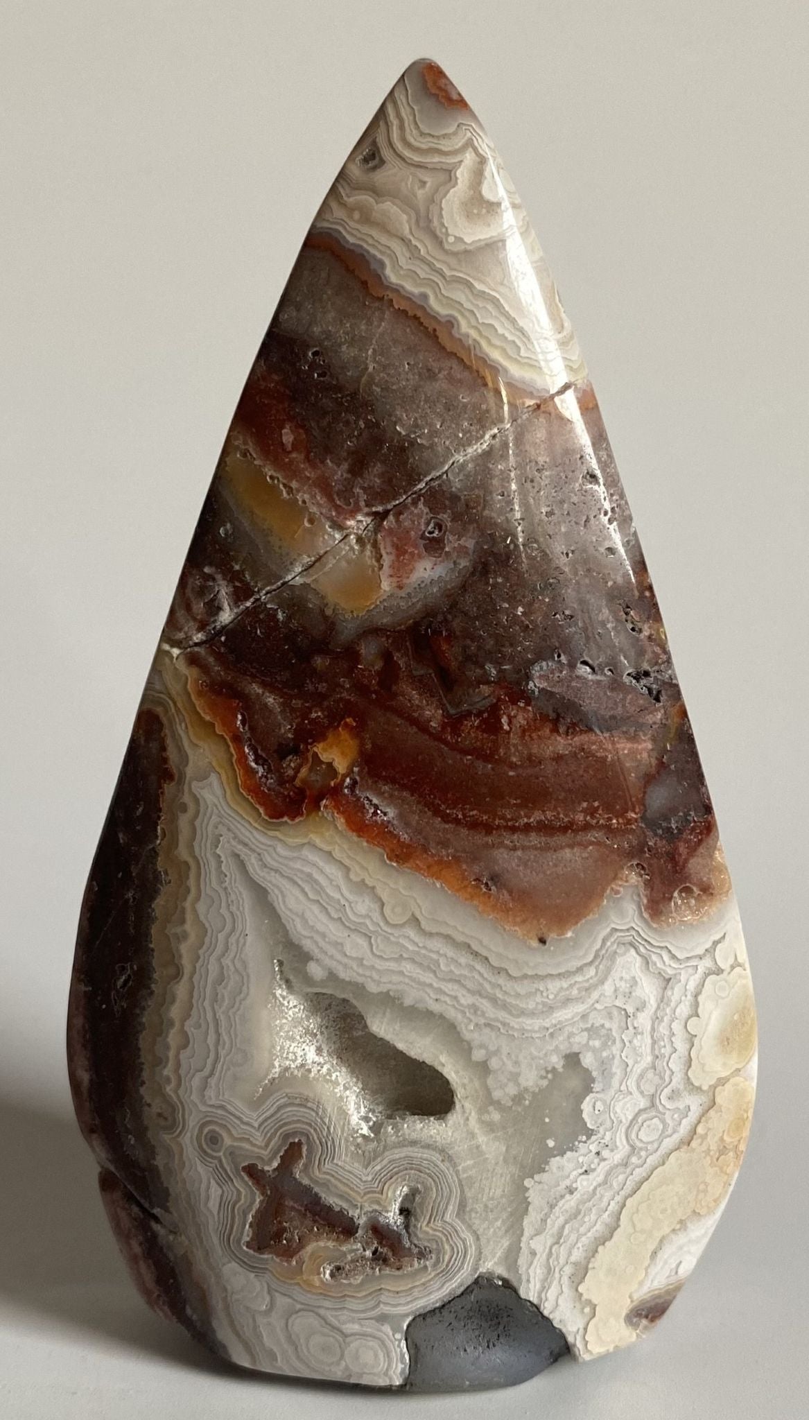 Sculptura din cristal de agat mexican pe fundal alb