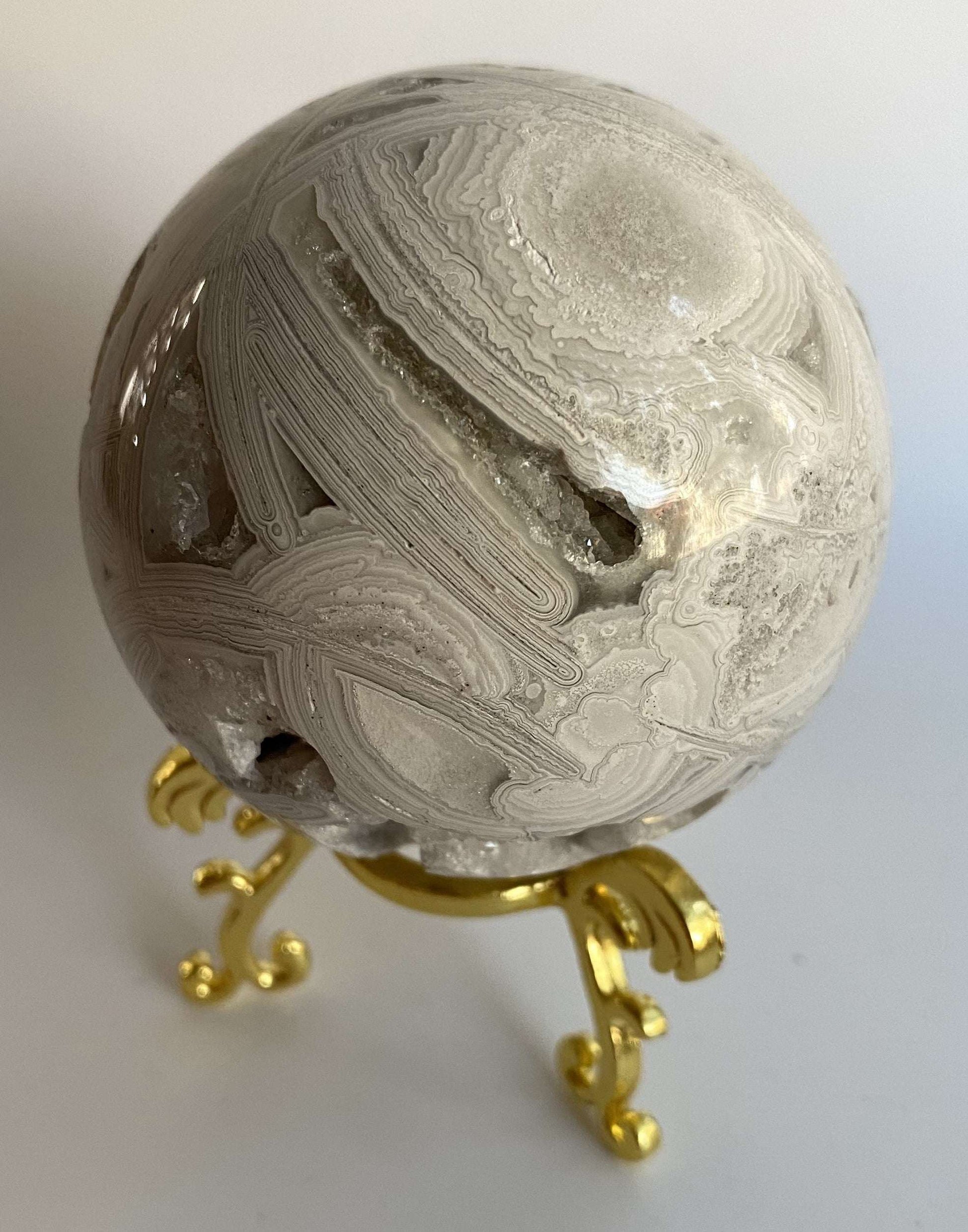 Sfera din Agat Mexican Alb cu suport metalic auriu, piatra semipretioasa decorativa