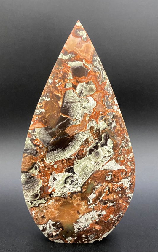 Sculptura din piatra semipretioasa de agat money pe fundal negru