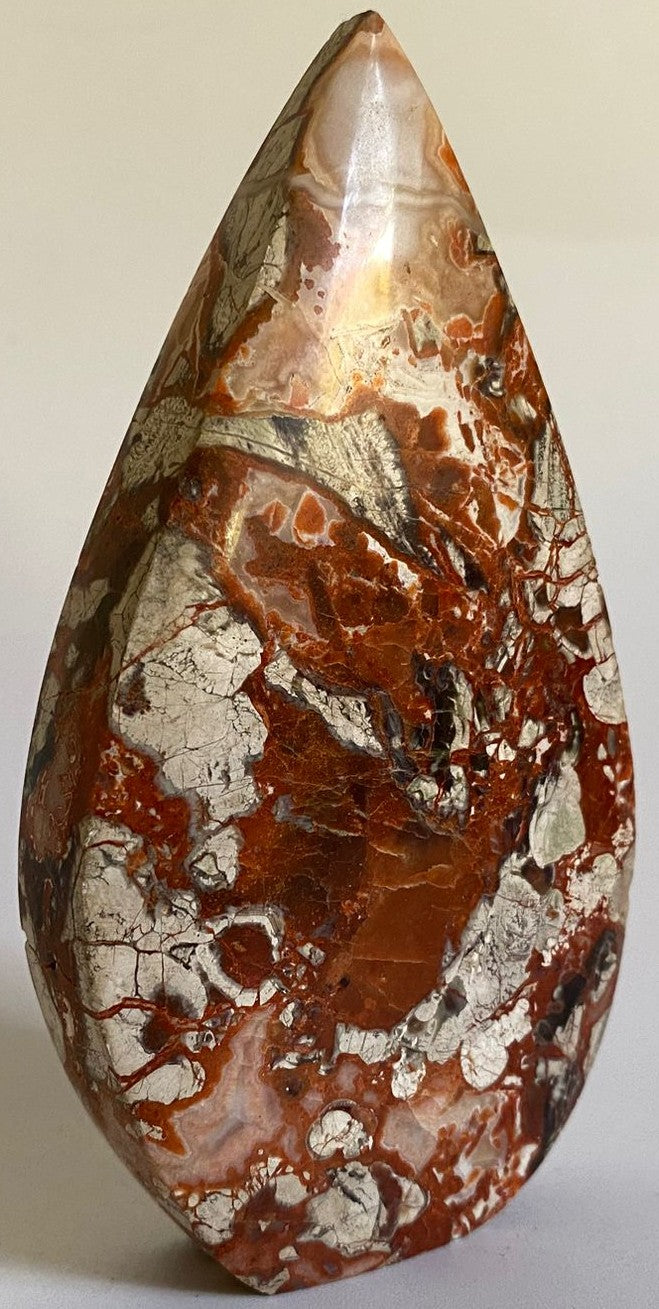 Sculptura din cristal de agat money pe fundal alb