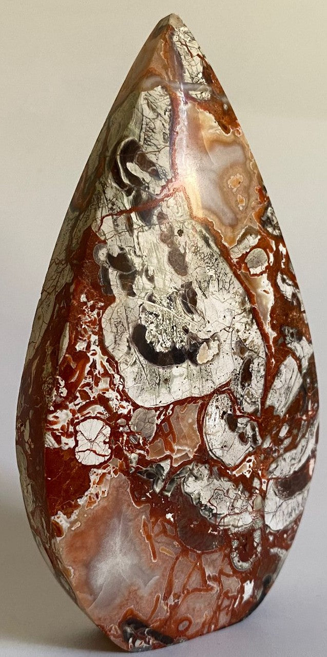 Sculptura de 11.1cm din cristal de agat money pe fundal alb