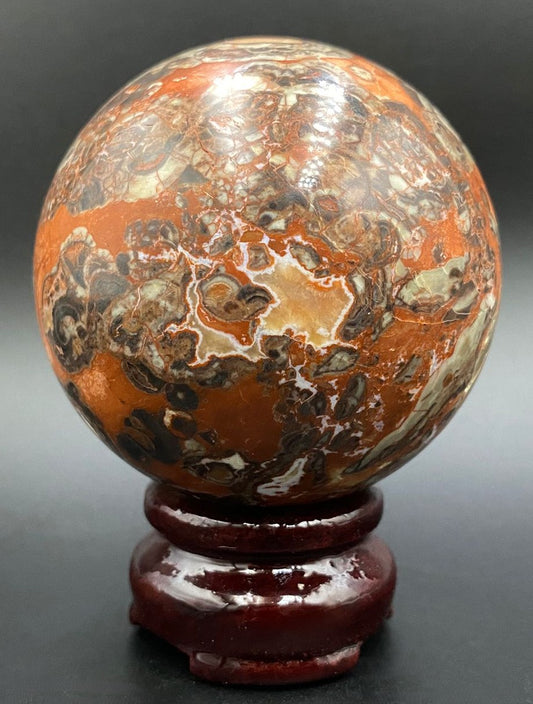 Sfera din piatra semipretioasa de agat money pe suport din lemn cu fundal negru