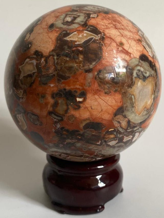 Sfera din cristal de agat money pe suport din lemn cu fundal alb