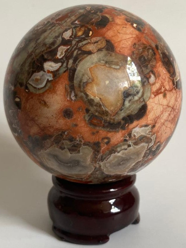 Sfera decorativa de 7.2cm din piatra semipretioasa de agat money pe suport din lemn cu fundal alb