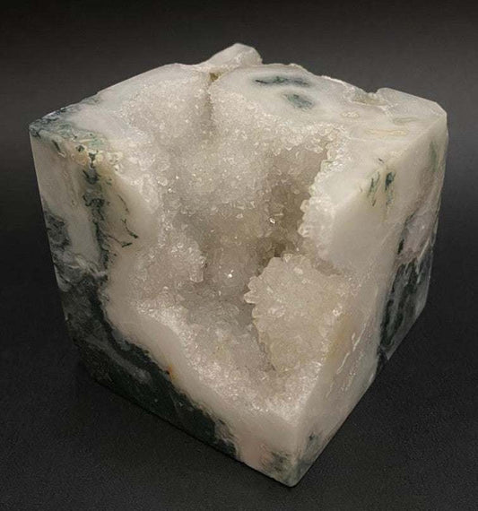 Cub de Agat Muschi natural de 5.8 cm cu cristale albe și verde închis