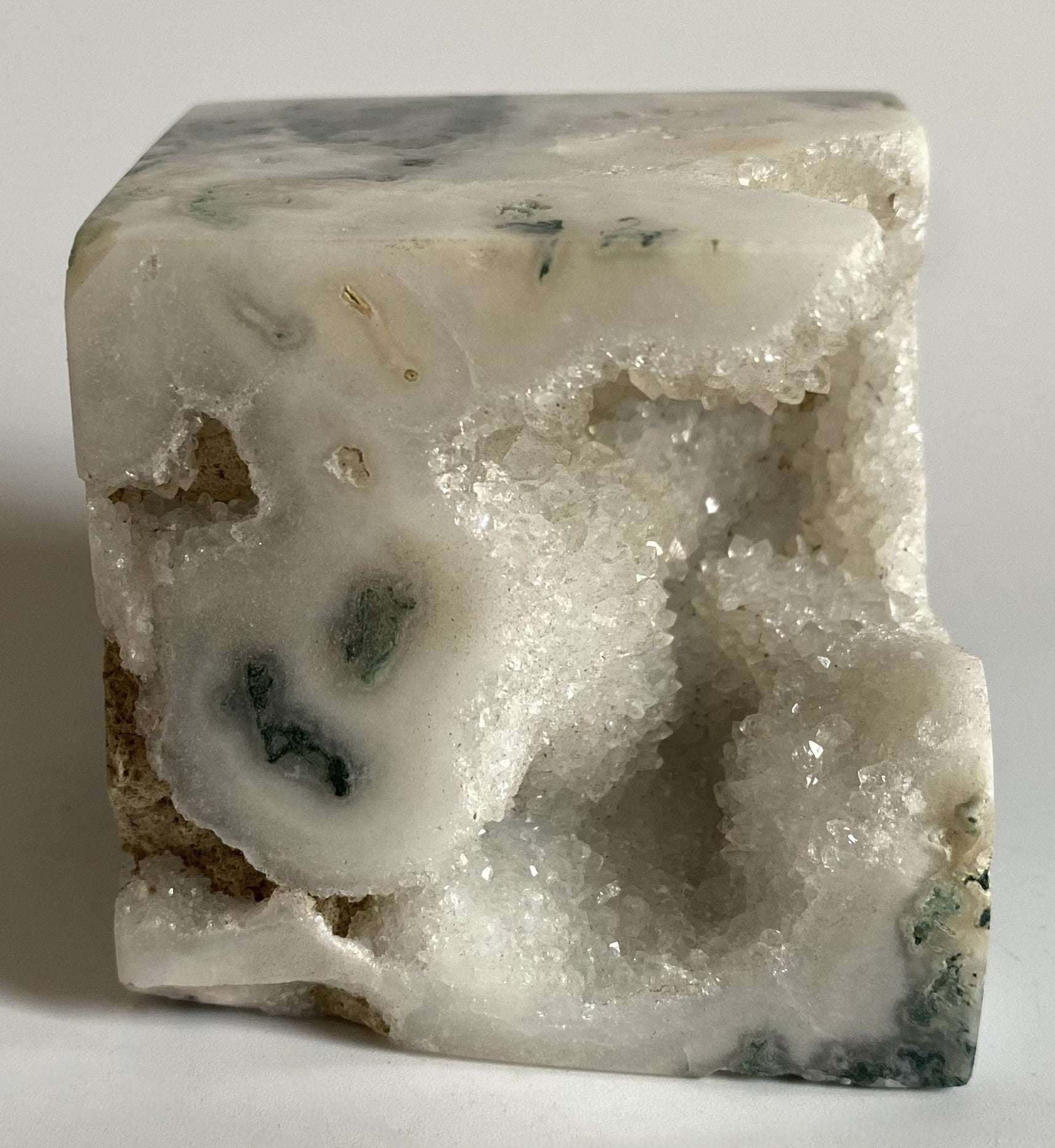 cub din agat muschi natural cu cristale semipretioase de 5.8 cm