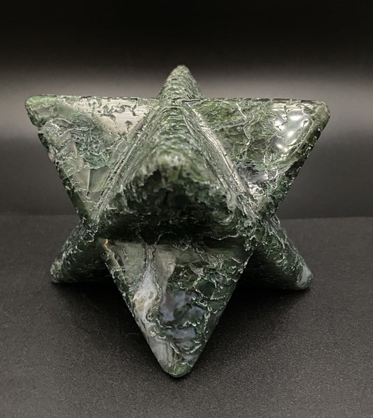 Merkaba din piatra semipretioasa de agat muschi pe fundal negru