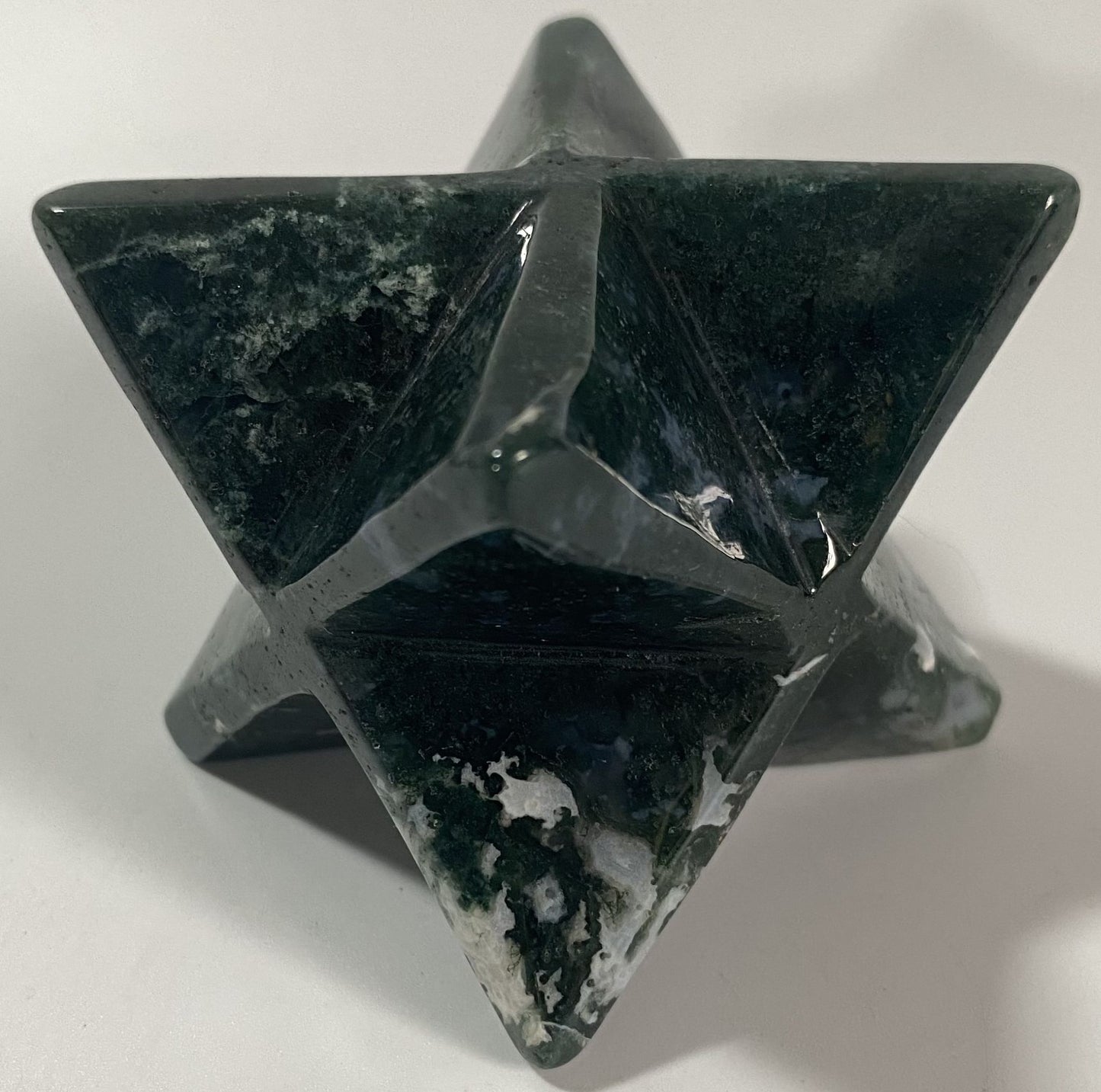 Merkaba din piatra semipretioasa de agat muschi pe fundal alb