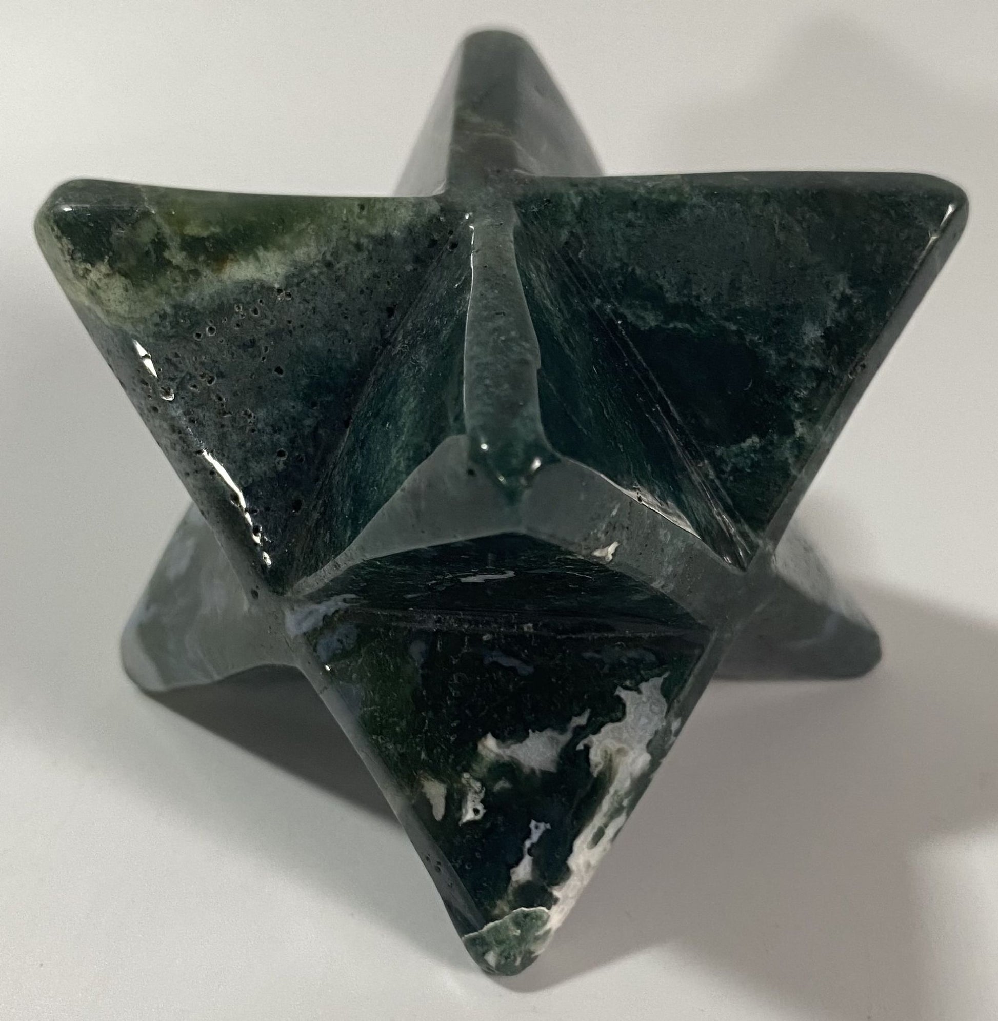 Merkaba din cristal de agat muschi pe fundal alb