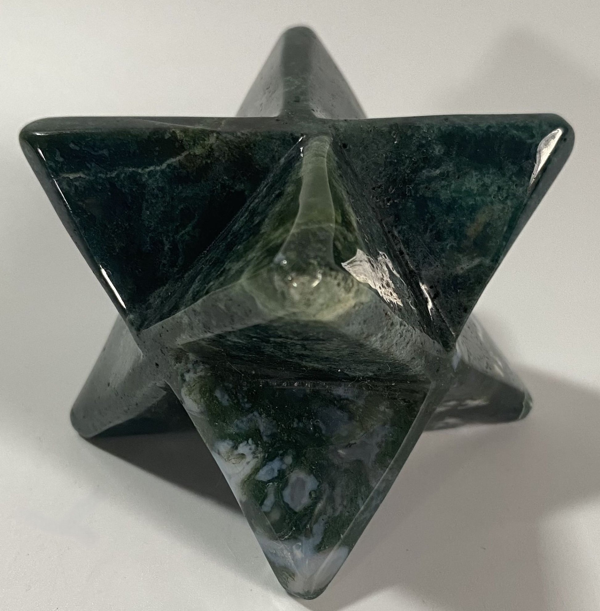 Merkaba de 5.2cm din piatra semipretioasa de agat muschi pe fundal alb
