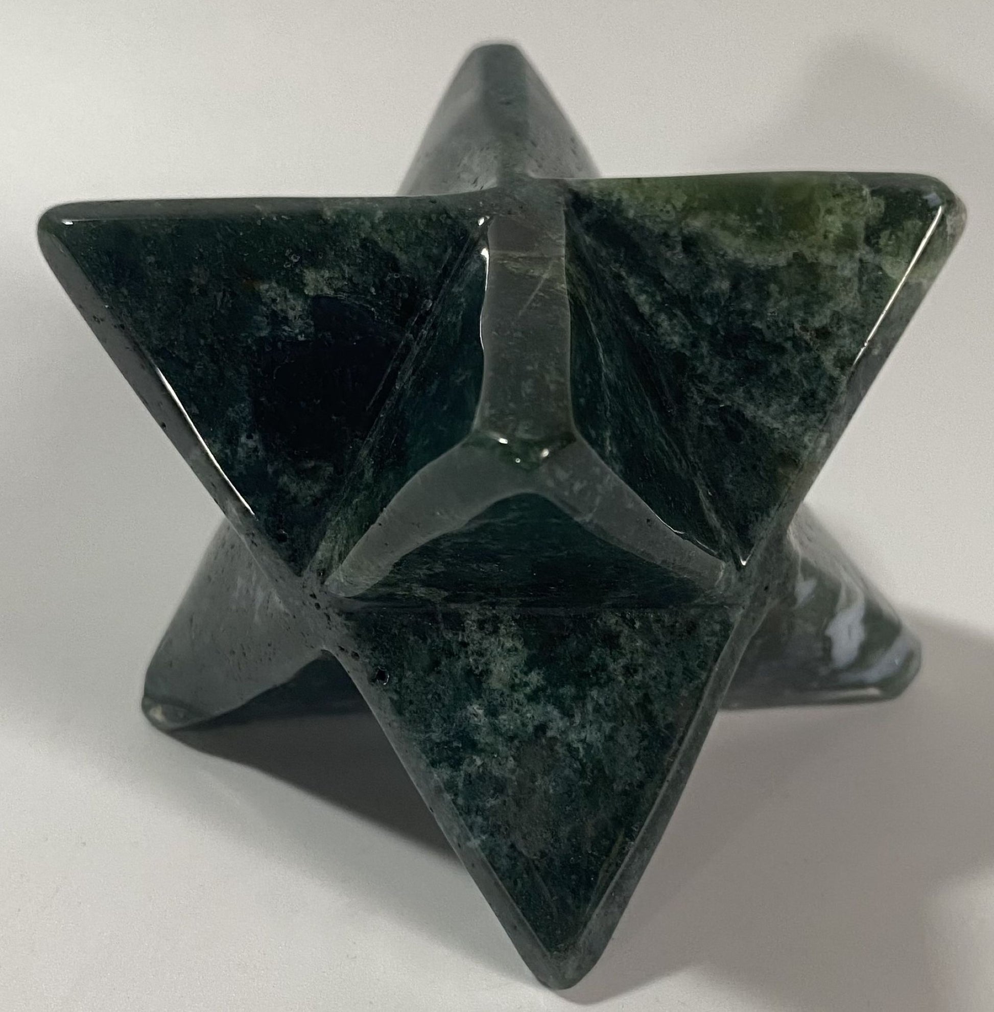 Merkaba de 5.2cm din cristal de agat muschi pe fundal alb