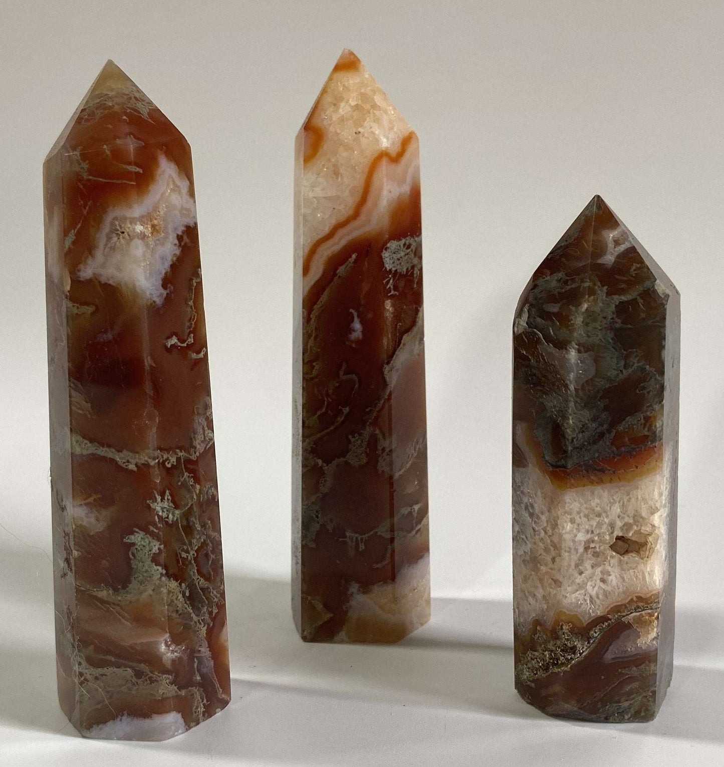 Set of three Agat Muschi Rosu semi-precious stone obelisks with red and white patterns