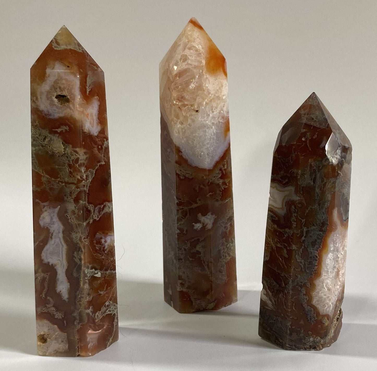Set of three Agat Muschi Rosu semi-precious stone obelisks standing upright