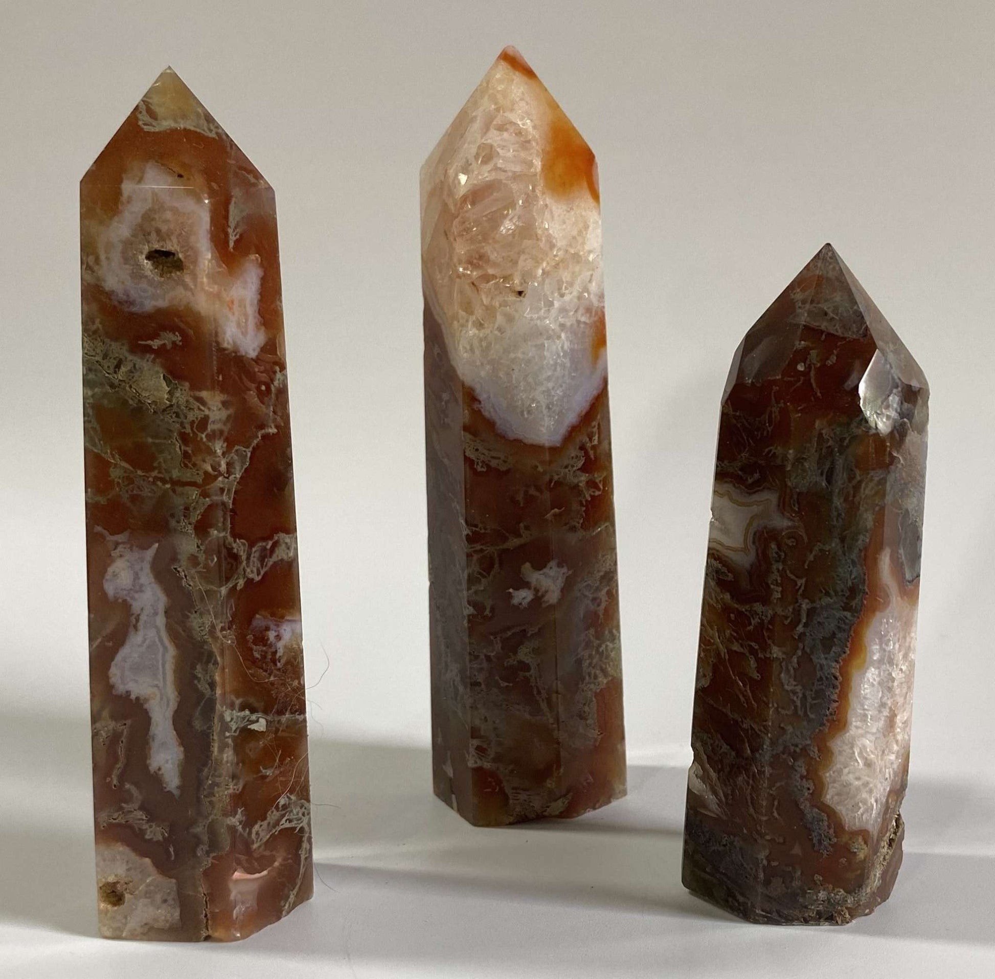 Set of three Agat Muschi Rosu semi-precious stone obelisks standing upright