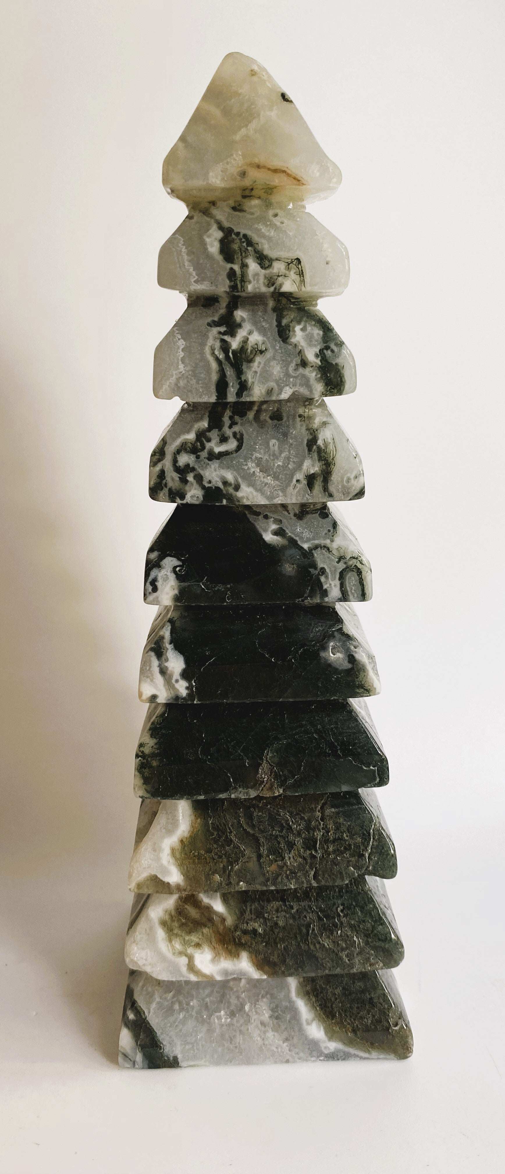 Turn pagoda sculpted from Agat Muschi stone with natural moss agate patterns