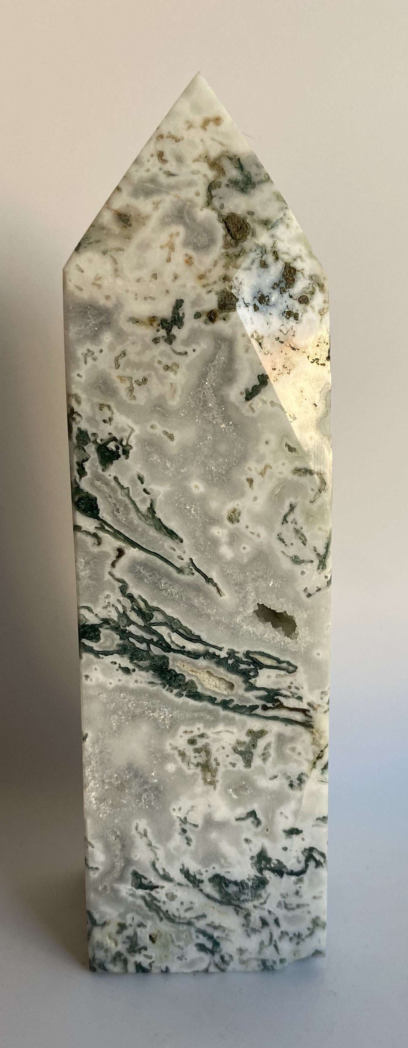 Obelisc din Agat Muschi piatra semipretioasa cu textura naturala verde si alba
