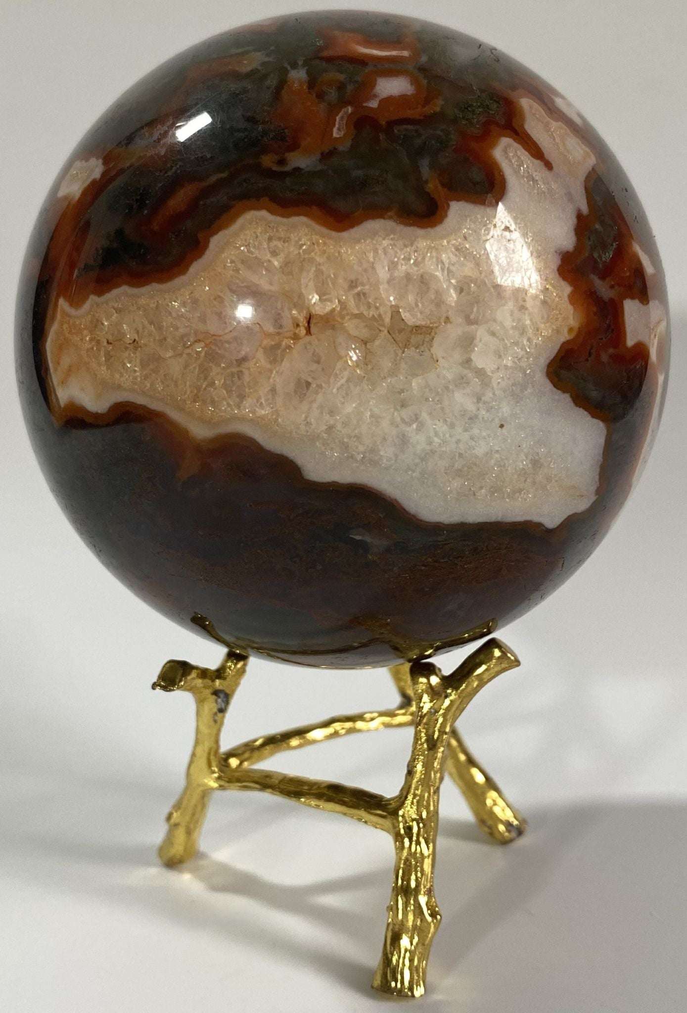 Sfera de agat muschi rosu naturala pe suport metalic de 7.9 cm