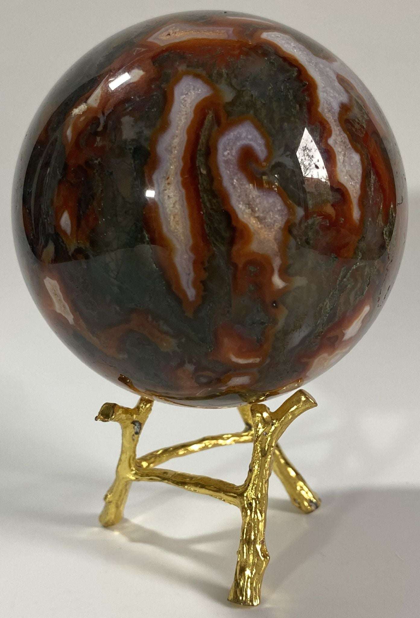 Sfera din cristal de agat muschi rosu pe suport metalic cu fundal alb