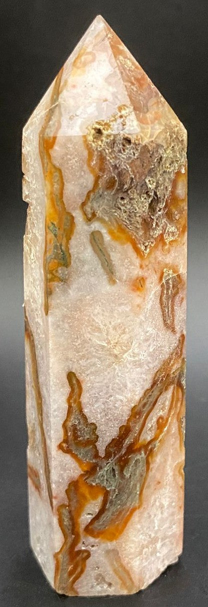 Obelisc din piatra semipretioasa de agat muschi rosu pe fundal negru