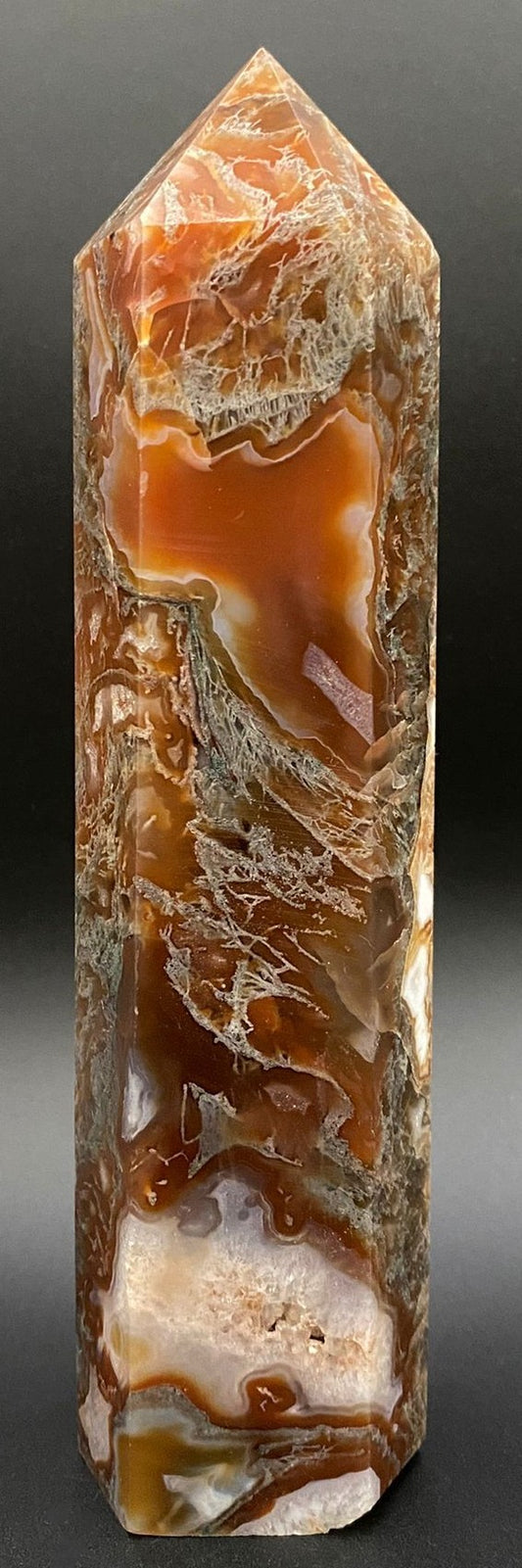 Obelisc din piatra semipretioasa de agat muschi rosu pe fundal negru