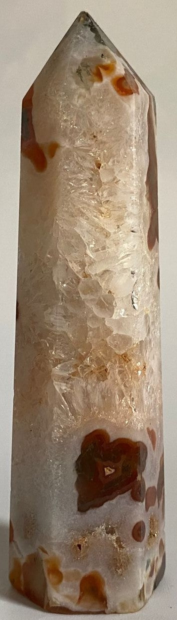 Obelisc din cristal de agat muschi rosu pe fundal alb