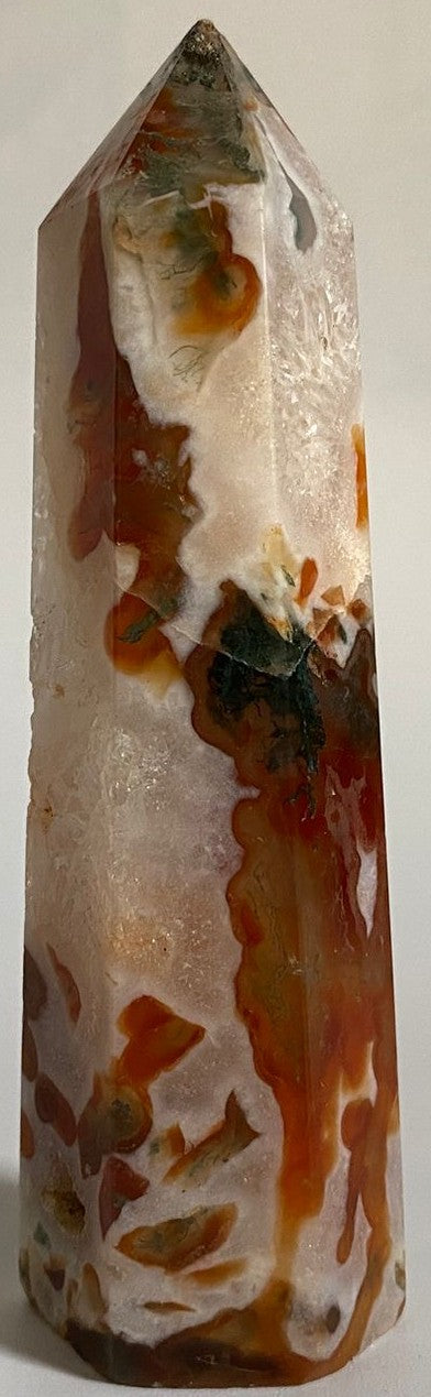 Obelisc de 10.3cm din piatra semipretioasa de agat muschi rosu pe fundal alb